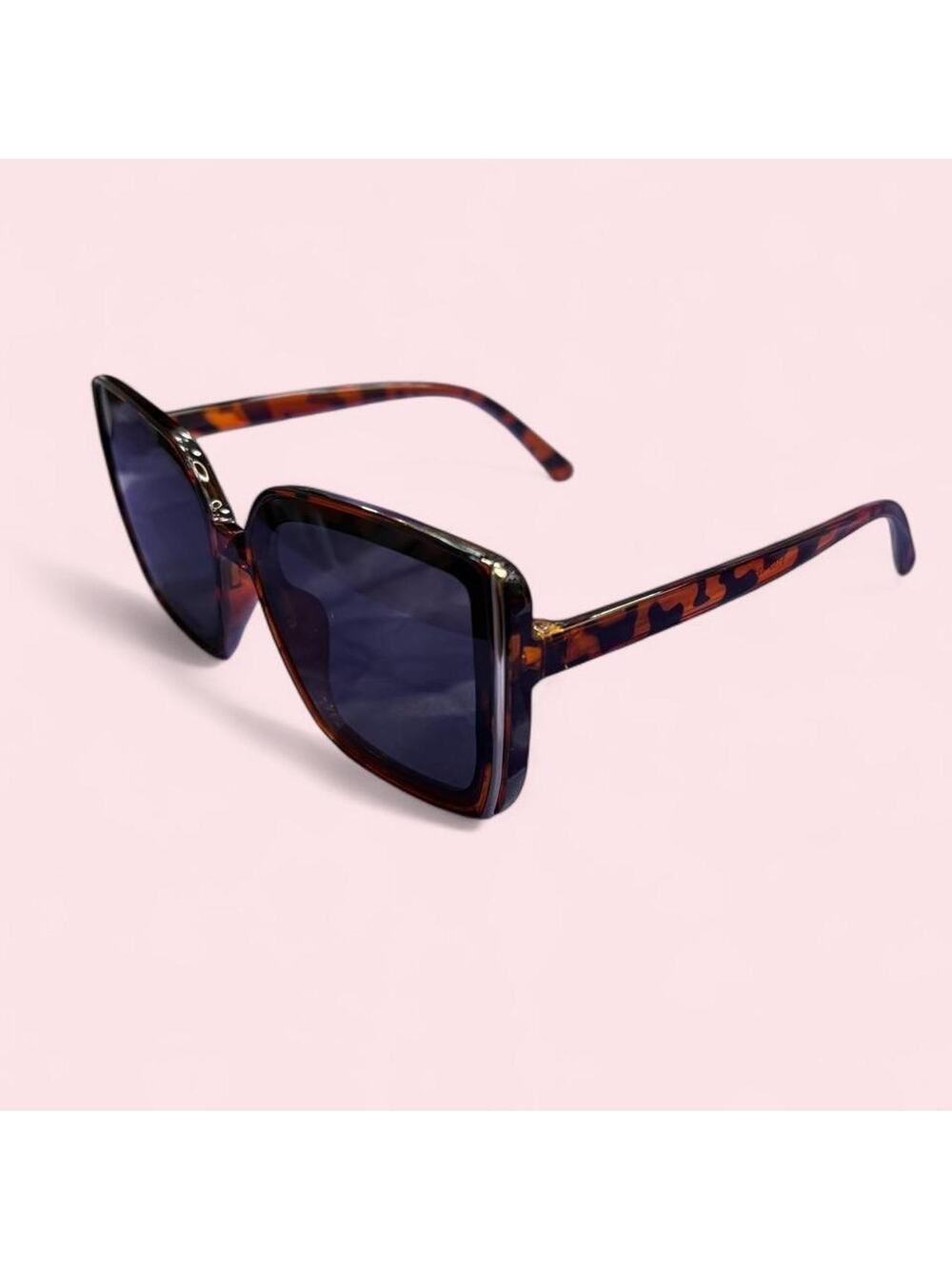 Oversized tortoise shell sunglasses with black tinted lenses mob wife glam y2k